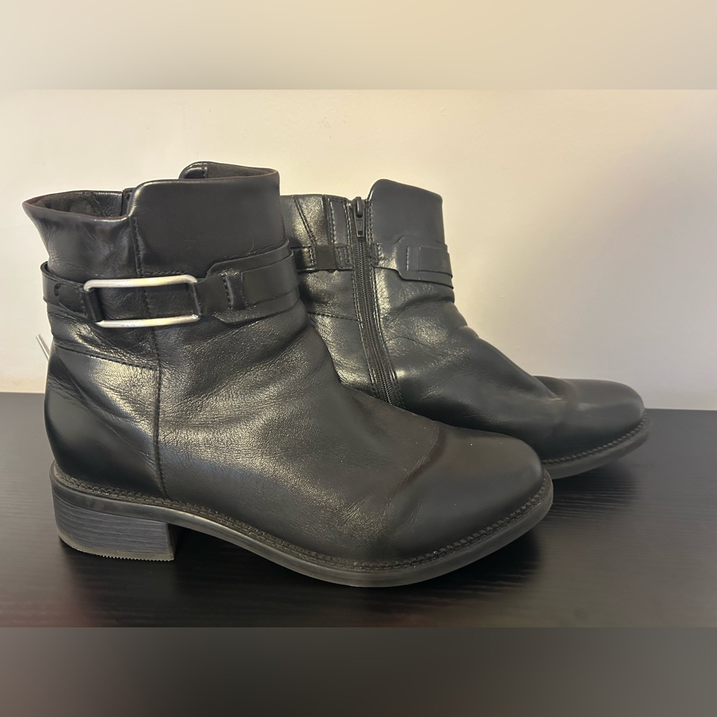 Clarks Leather Zip Boots Women’s Size 11
